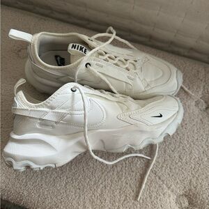 Women’s Nike TC 7900 sneaker